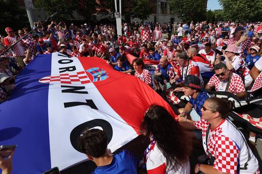 VIDEO Pogledajte veliki korteo hrvatskih navija&ccaron;a u Torontu!