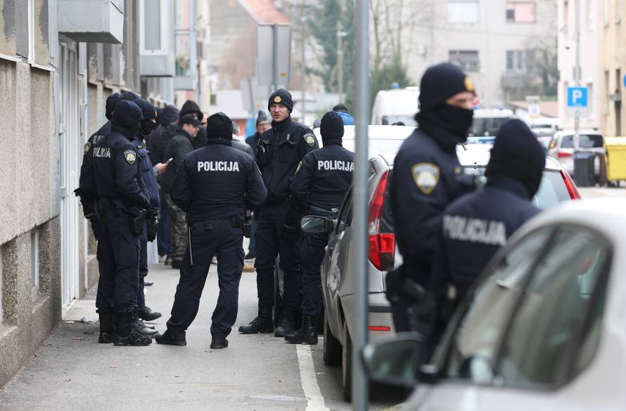 Prosvjednici  su stigli pred stan Tomislava Tomaševića i najavili  da će pjevati Thompsonove pjesme 