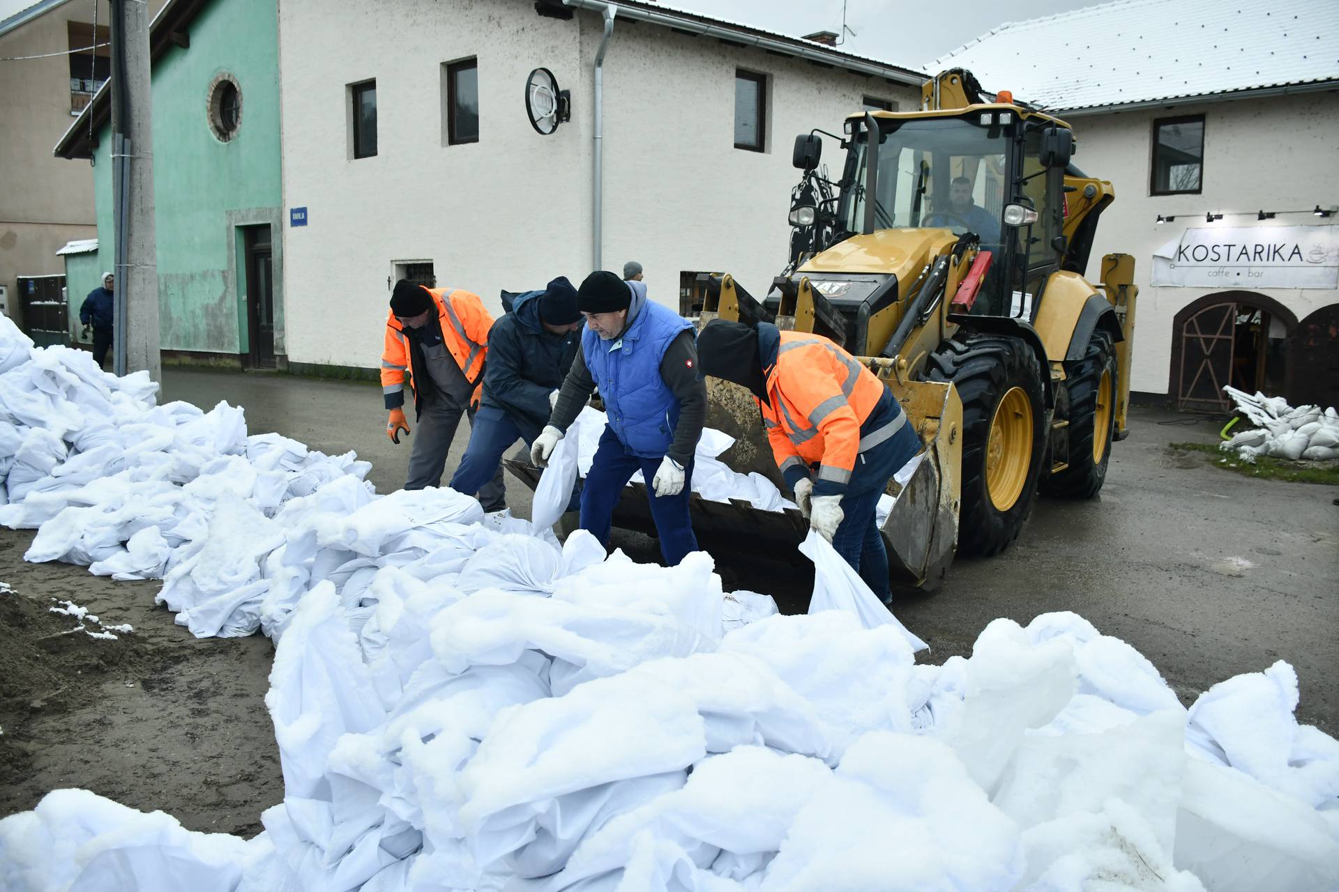 Hrvatska Kostajnica: Visok vodostaj rijeke Une povećava rizik od poplava