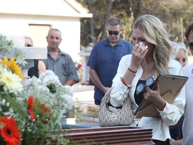 Rogoznica:Posljednji ispraæaj Ivice Karabatiæa, oca Ave Karabatiæ. 