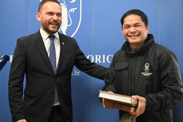 Filipinac kod Velike Gorice spasio djecu iz gorućeg autobusa, danas je primio javno priznanje