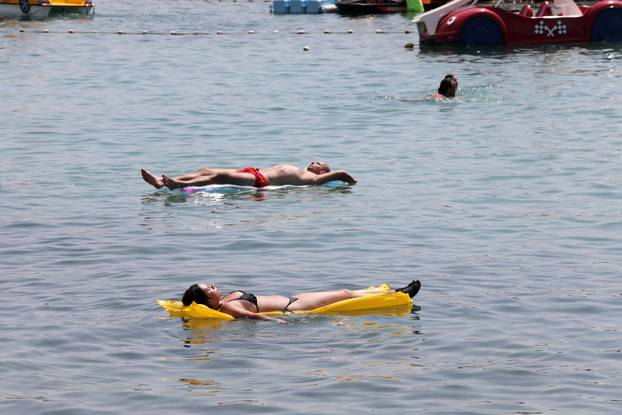 Spas od vrućina turisti potražili na plažama otoka Krka