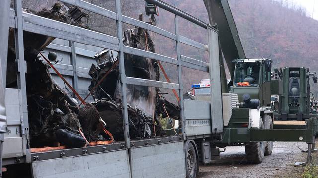 Kamionom dovezeni ostaci zrakoplova MiG-21 koji se srušio nedaleko Voćina