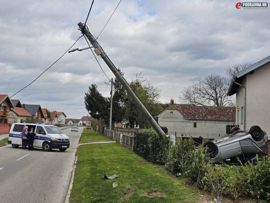 FOTO Autom slomio betonski stup u Koprivnici i završio na krovu, nekoliko je ozlijeđenih