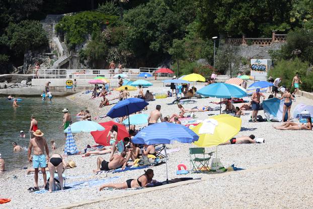 Rijeka: Kupači uživaju u kupanju i sunčanju na plaži Ploče na Kantridi