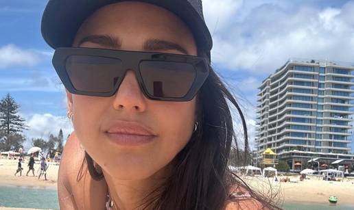 FOTO Ona ima 44 godine? Nema šanse! Jessica Alba pozirala je u tangicama s novim dečkom...