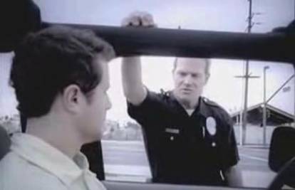 Policajac mu je napisao super cool prometnu kaznu