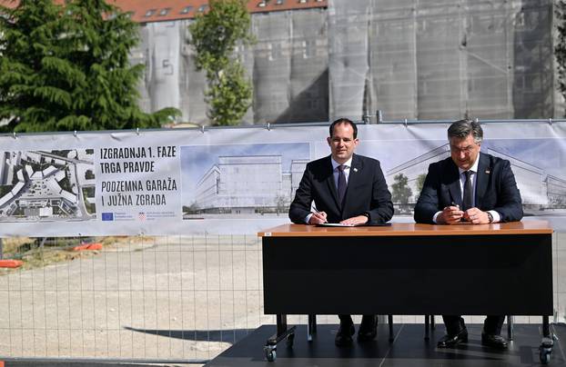 Plenković s ministrom Ivanom Malenicom postavio kapsulu i time označio početak radova na Trgu pravde u Zagrebu