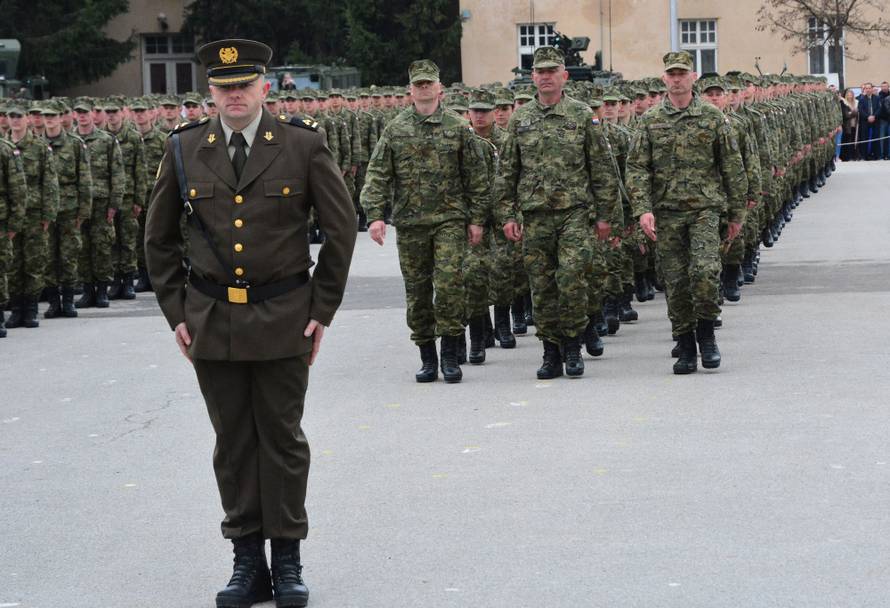 U Požegi su prisegnuli ročnici, a predsjednica isprobala puške