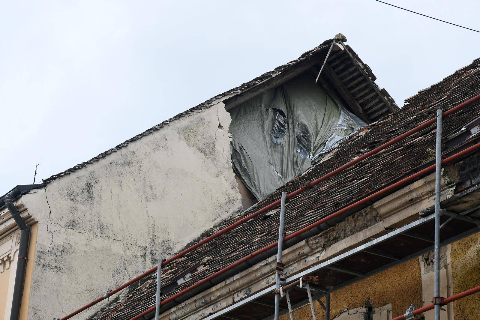 Sisak: Vjetar potrgao plastične folije koje štite u potresu oštećene kuće