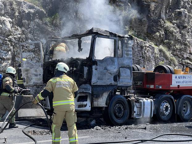 Na brzoj cesti Solin - Klis zapalio se tegljač