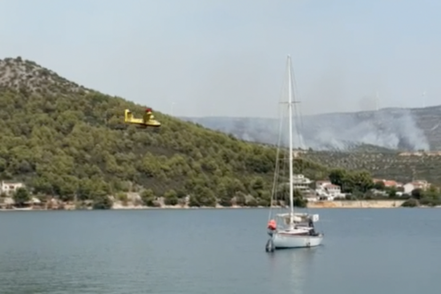 Četiri kanadera prikupljaju vodu u Marinskom zaljevu