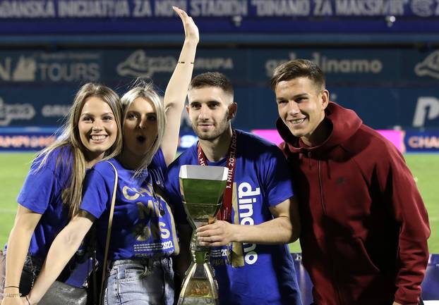 Nogometaši Dinama ponosno pozirali sa svojim obiteljima 
