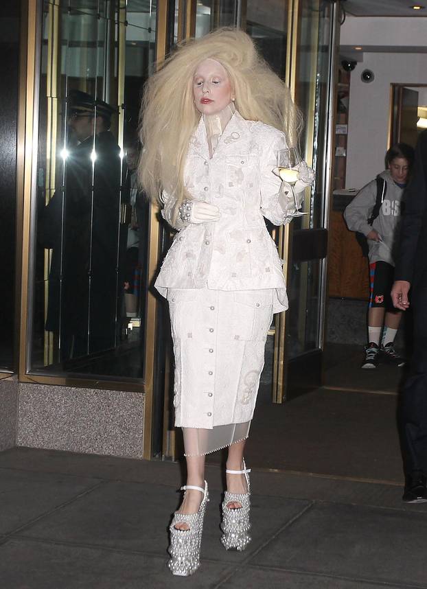 New York: Lady Gaga s ?ašom vina u ruci odlazi iz hotela 
