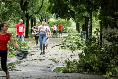 Zagreb: Posljedice snažnog nevremena u naselju Gajnice