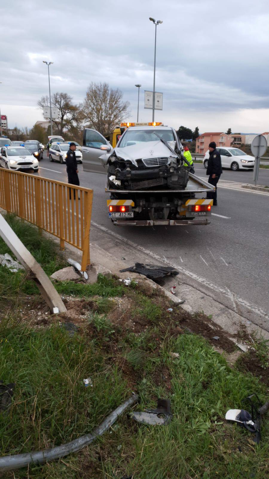 Sudar u Splitu: Auto odbačen na stup, dvoje ljudi je u bolnici