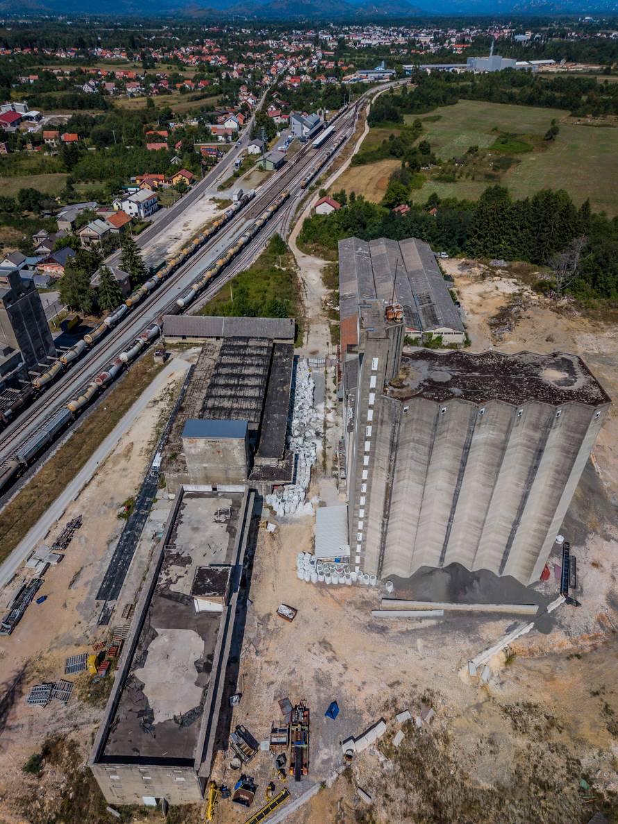 Fotografije iz zraka ilegalnog odlagališta otpada u Gospiću