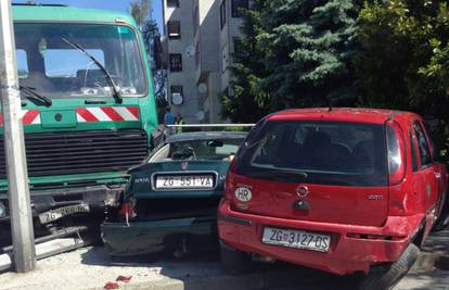 Zagreb: Cisternom Čistoće pokupio osam parkiranih auta