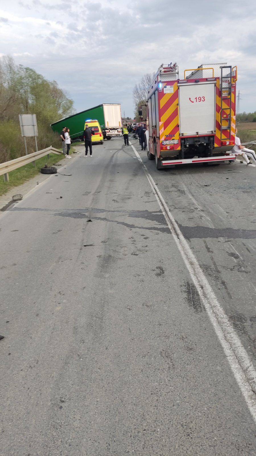 FOTO Teška nesreća kod prijelaza Stara Gradiška: Teretnjak naletio na 15 auta