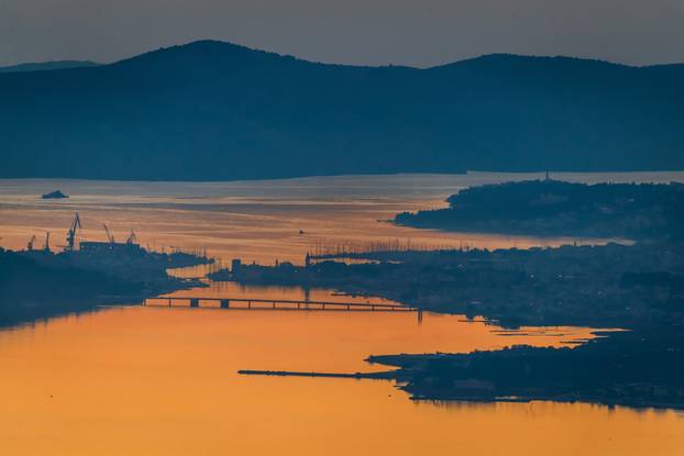 Bajkoviti zalazak sunca iznad Kozjaka