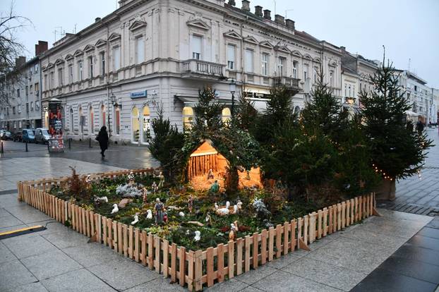 FOTO Ove detaljno izrađene jaslice uljepšale su blagdanski ugođaj u Slavonskom Brodu