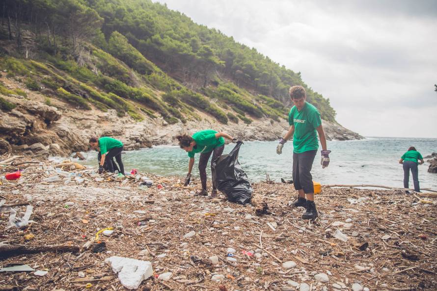Možete pomoći: U dvije minute očisti plažu i spasi naš planet