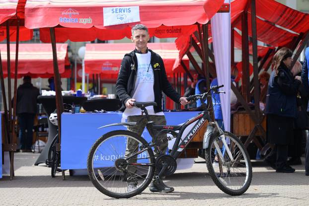 Zagreb: U okviru akcije "Majstori održivosti - sačuvaj, ne bacaj!" povodom Dana planeta Zemlje, obrtnici besplatno popravljali stvari