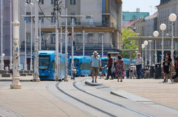 Zagreb: Centar grada tijekom blagdana, građani uživaju u hladu Zrinjevca
