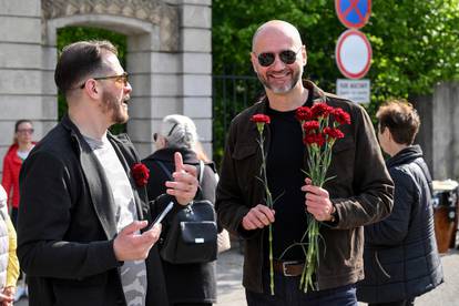 FOTO Joško Klisović sa sinom Ivice Račana u Maksimiru dijelio karanfile za Praznik rada