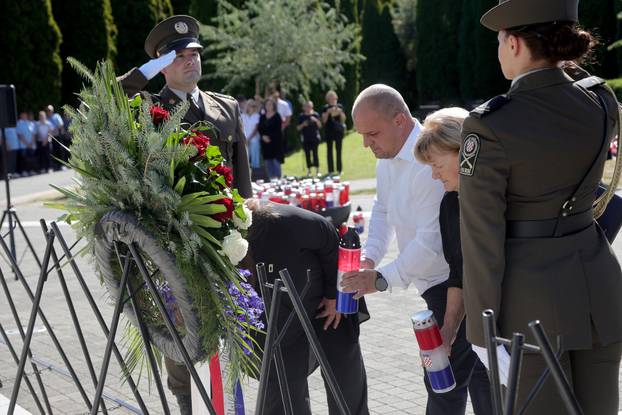 Vukovar: Polaganje vijenaca na Memorijalnom groblju povodom obilježavanja Dana sjećanja na nestale