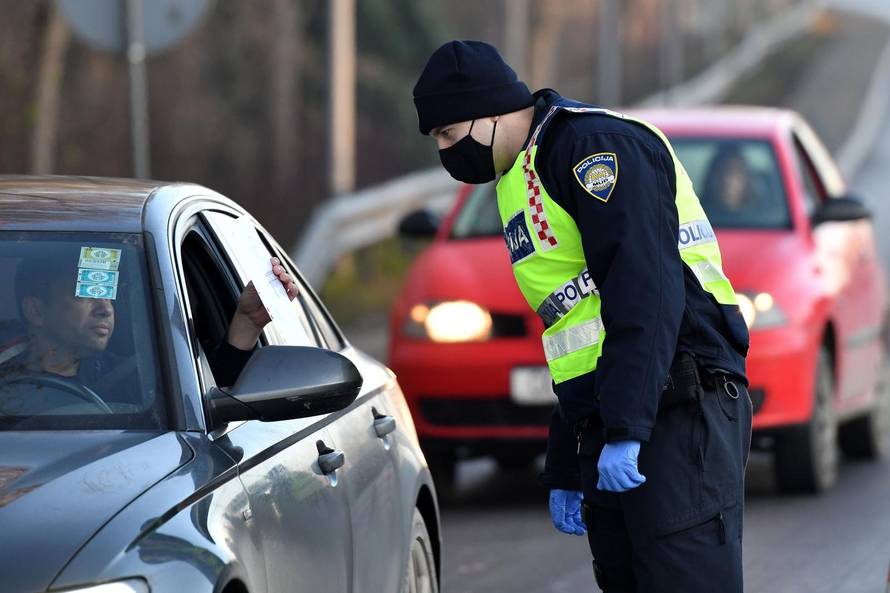 Policija na punktovima diljem Hrvatske provjerava propusnice