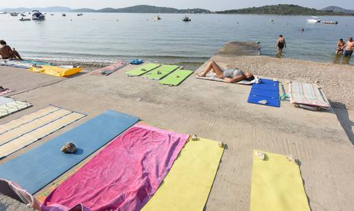 Zapalili ručnike turistima koji "rezerviraju" mjesto na plaži