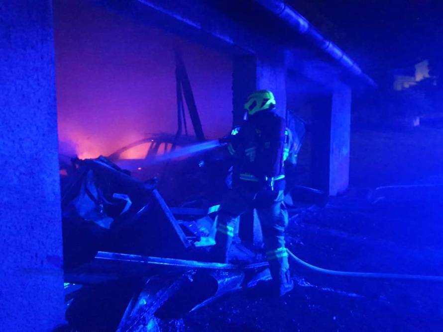 U požaru izgorjela garaža i auti