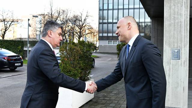 Zoran Milanović je odlikovao zaslužne djelatnike SOA-e