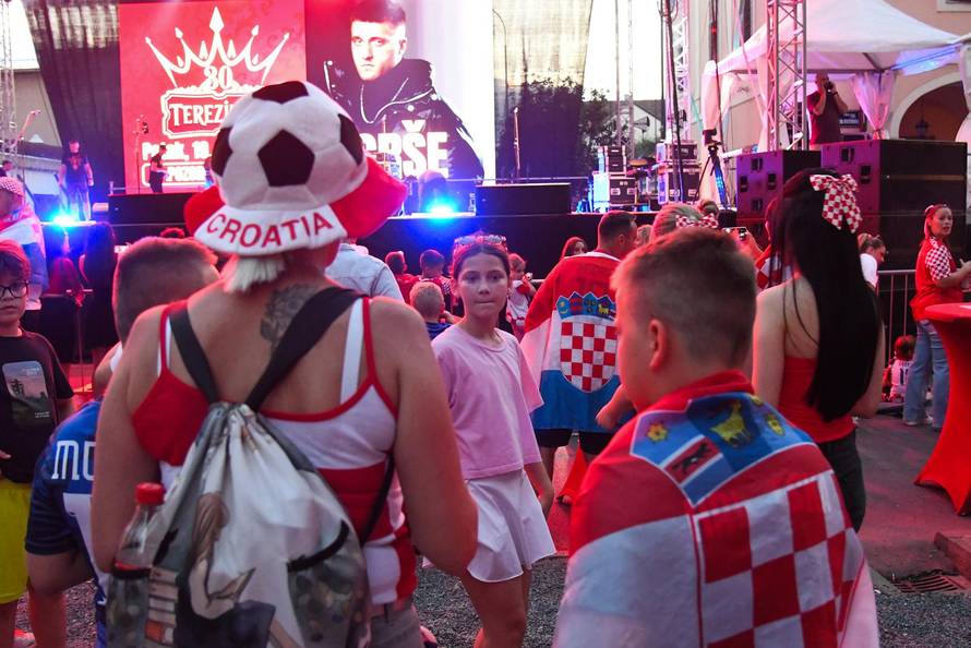Bjelovar: Zaprešić Boysi zagrijavaju navijačku atmosferu  uoči utakmice Hrvatska - Engleska