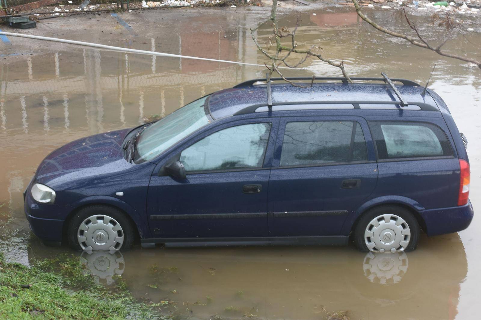 Pet koraka: Što učiniti kada vam obilne kiše poplave auto?