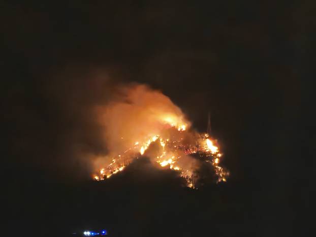 FOTO Borba s buktinjom: Požar kod Solina gasi  40 vatrogasaca