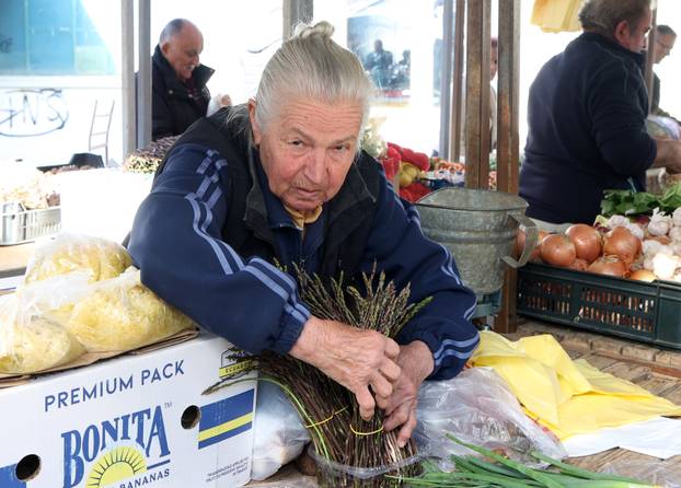 Šibenik: Ponuda šparoga na šibenskoj tržnici