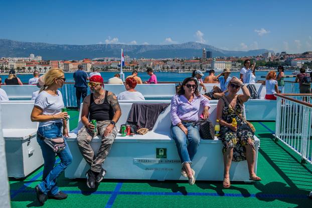 Split: Gužva na trajektu Petar Hektorović na relaciji Split - Vis