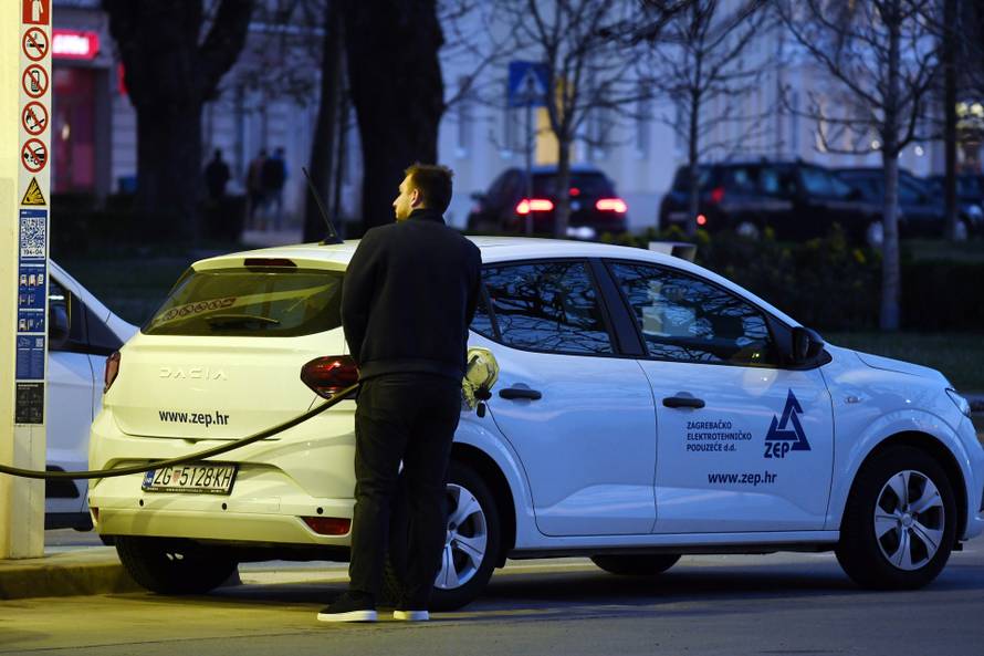 Sisčani pohrlili na benzinske postaje uoči poskupljenja 
