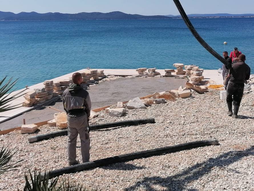 Betonirali blizu Modrićeve vile na plaži, radnici nestali, svi šute