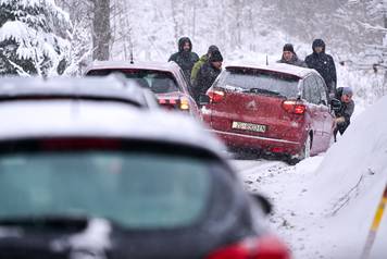 Zagreb: Guranje automobila kojima je uspon na Sljeme problemati&ccaron;an