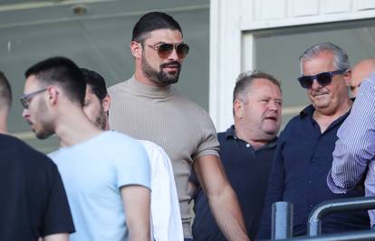 Andy Bara pojavio se u javnosti nakon eksplozije u dvorištu kuće! Evo koga je gledao...