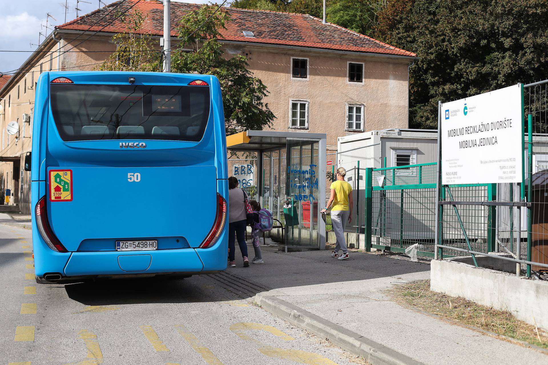 'Živjet ćemo u smeću': Digli su reciklažno dvorište točno iza stanice s koje djeca idu u školu!