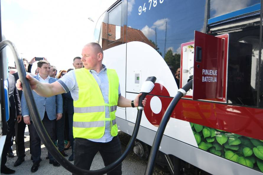 Prvi elektrobaterijski vlak stigao u Bjelovar