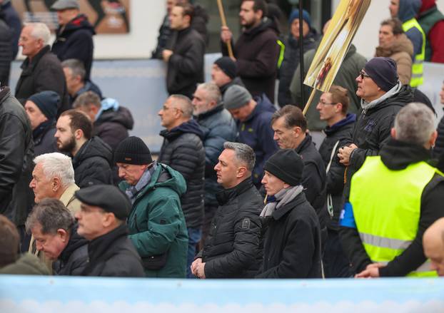 Zagreb: Interventna policija osigurava molitelje na glavnom Trgu