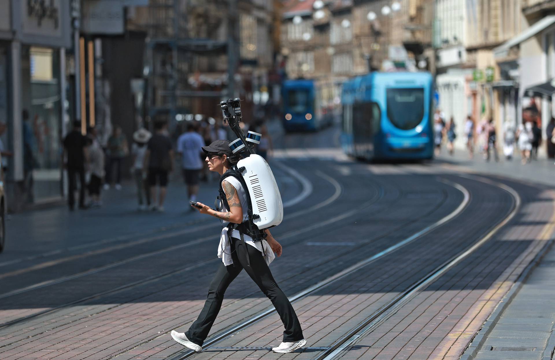 Zagreb: Djevojka na leđima nosi uređaj Apple Mapsa i mapira srediste grada