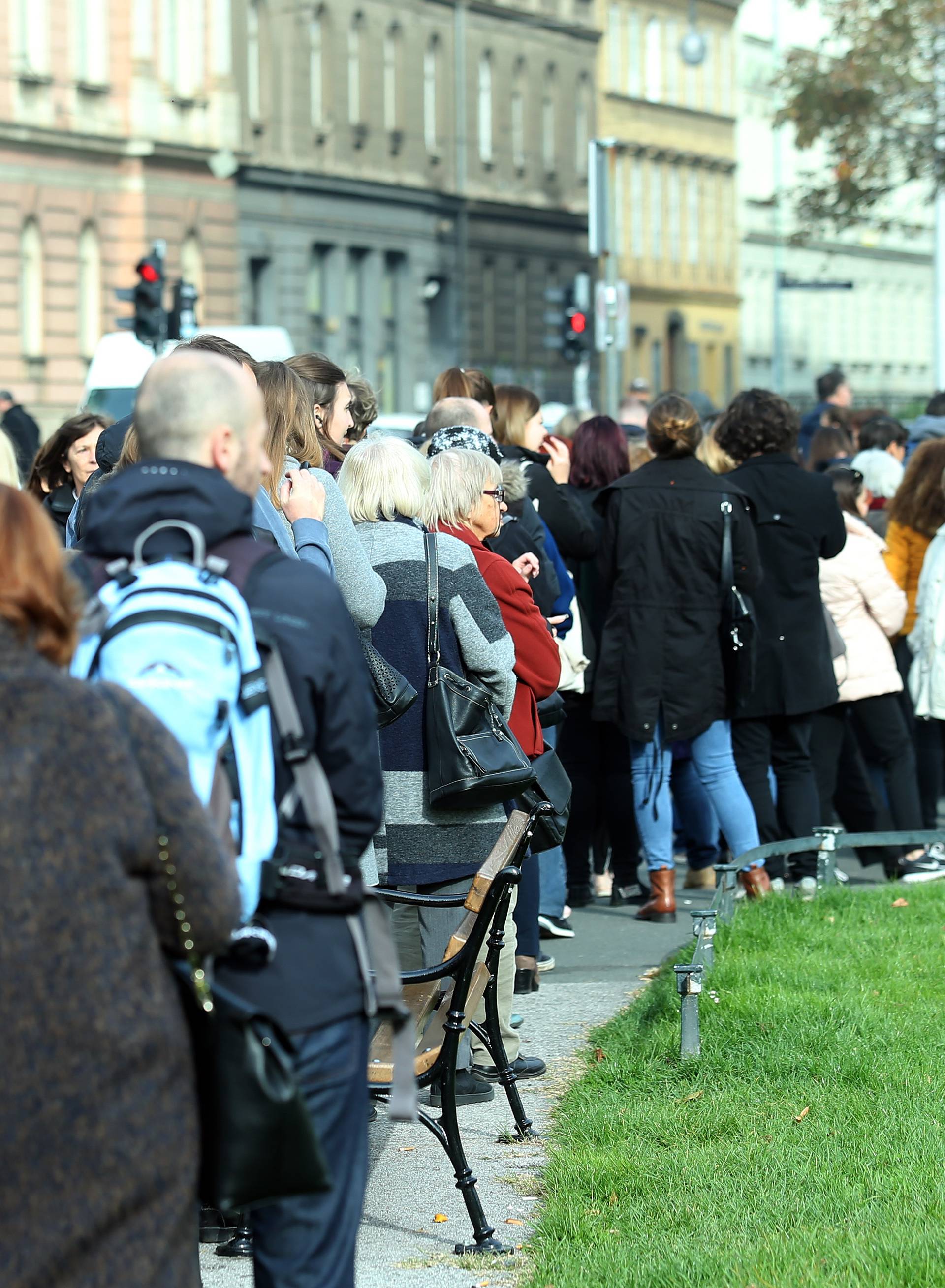 Ispred zagrebačkog HNK more ljudi čekalo u redu: Evo i zašto