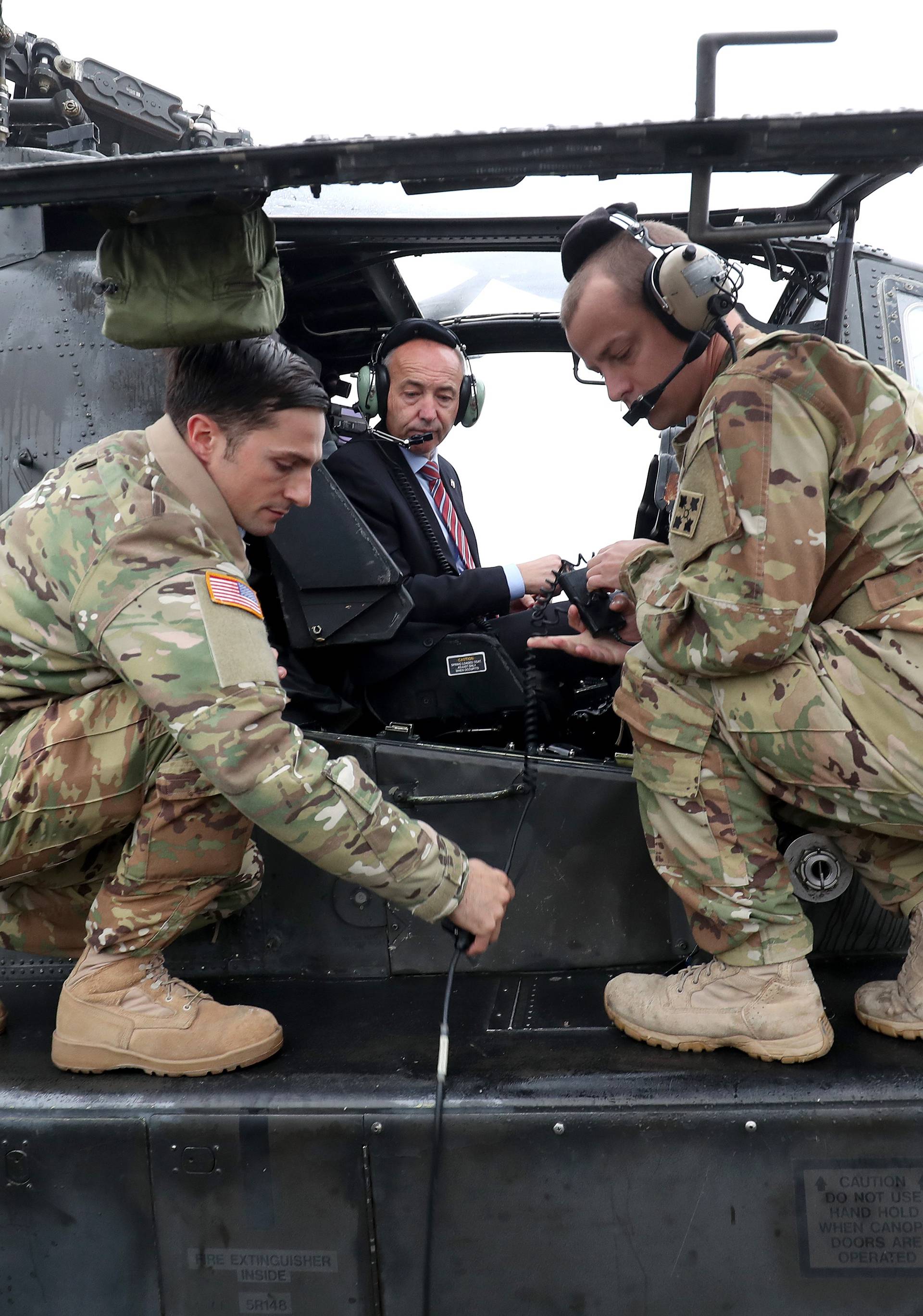 Američki borbeni helikopteri na Plesu: Izgledaju zastrašujuće...