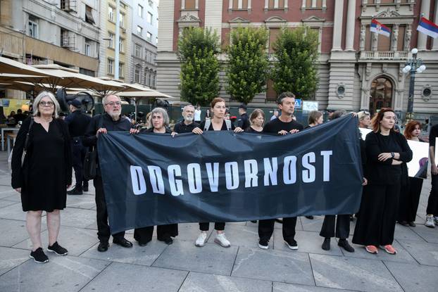 Beograd: Povodom 30. godišnjice genocida u Srebrenici, Žene u crnom organizirale su stajanje u crnini i šutnju na Trgu Republike